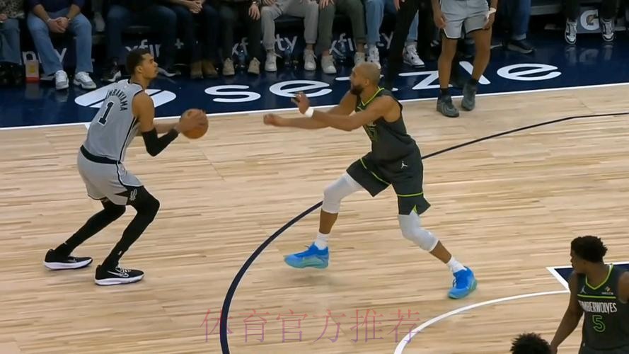 文班出手三分时踩到戈贝尔的脚，裁判判罚后者一级恶意犯规