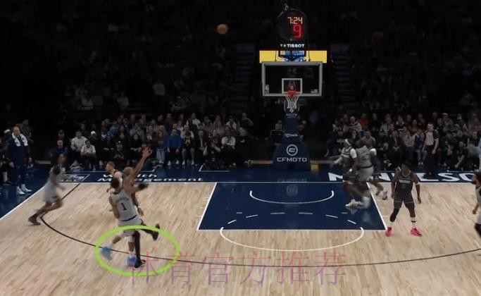 文班出手三分时踩到戈贝尔的脚，裁判判罚后者一级恶意犯规